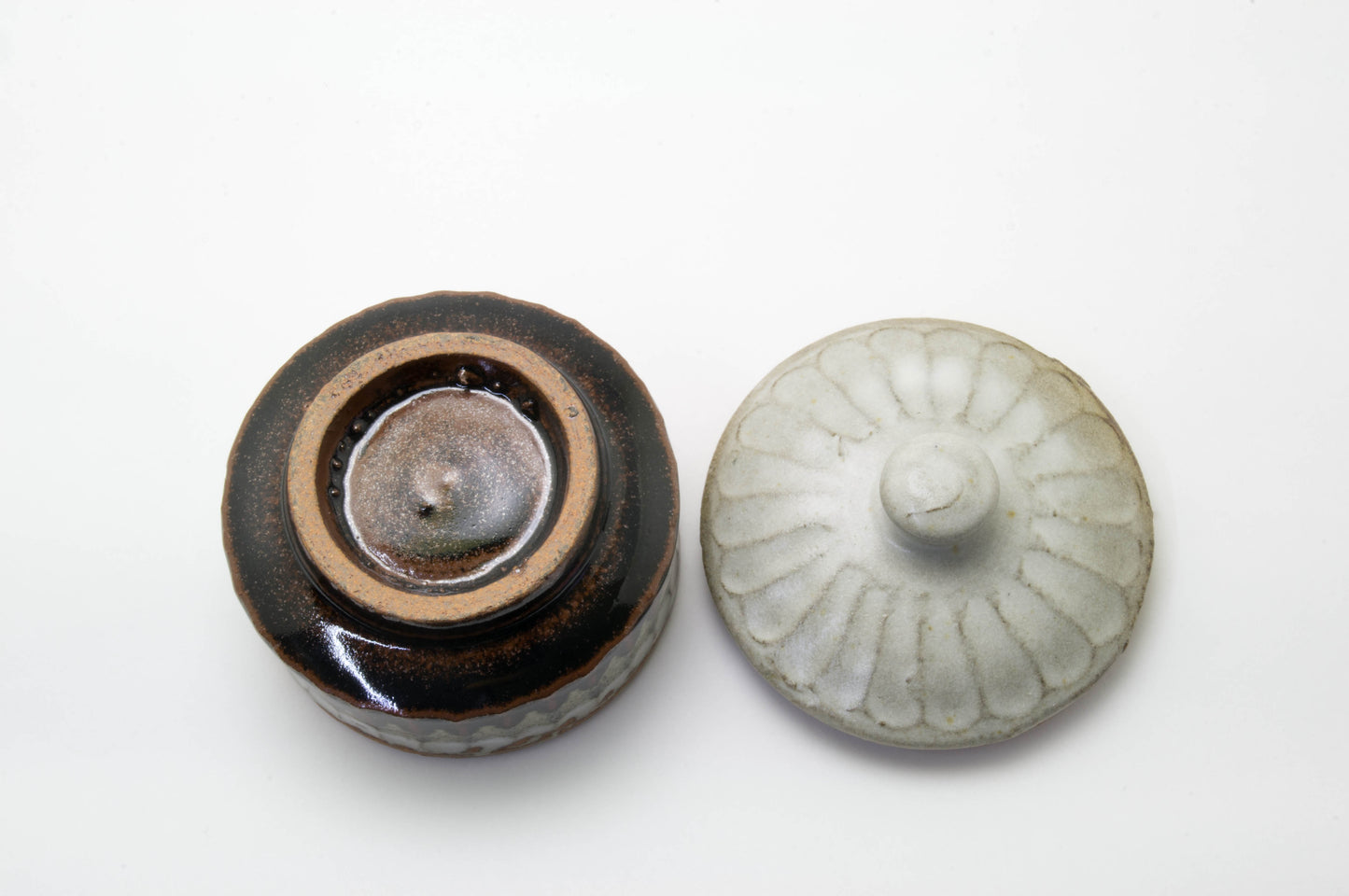 Small Earthenware Jar with a Lid by Toshihiko-gama