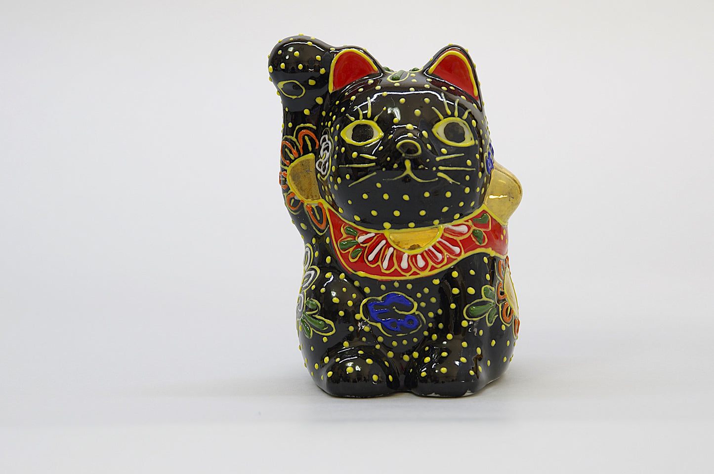 Porcelain of Maneki Neko in Kutani Ware [Ornament]