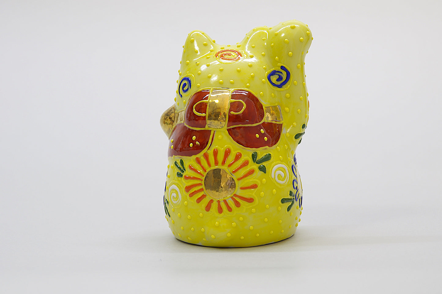 Porcelain of Maneki Neko in Kutani Ware [Ornament]