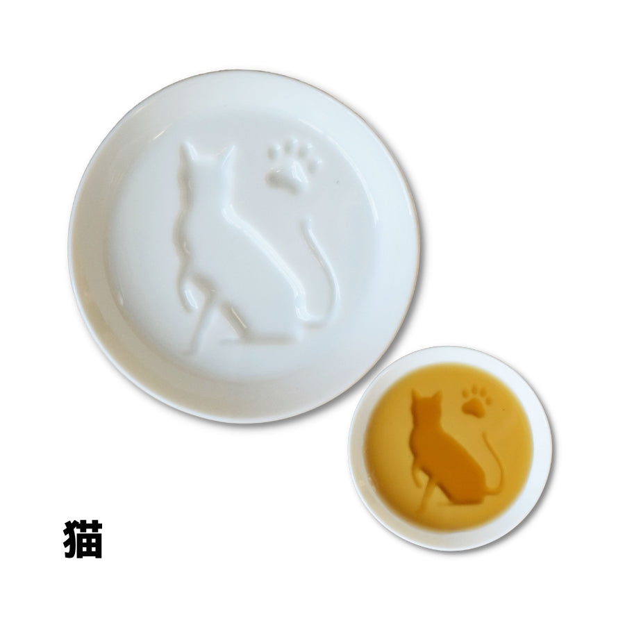 Porcelain Small Plate with Embossed Cat by Maiwa-gama