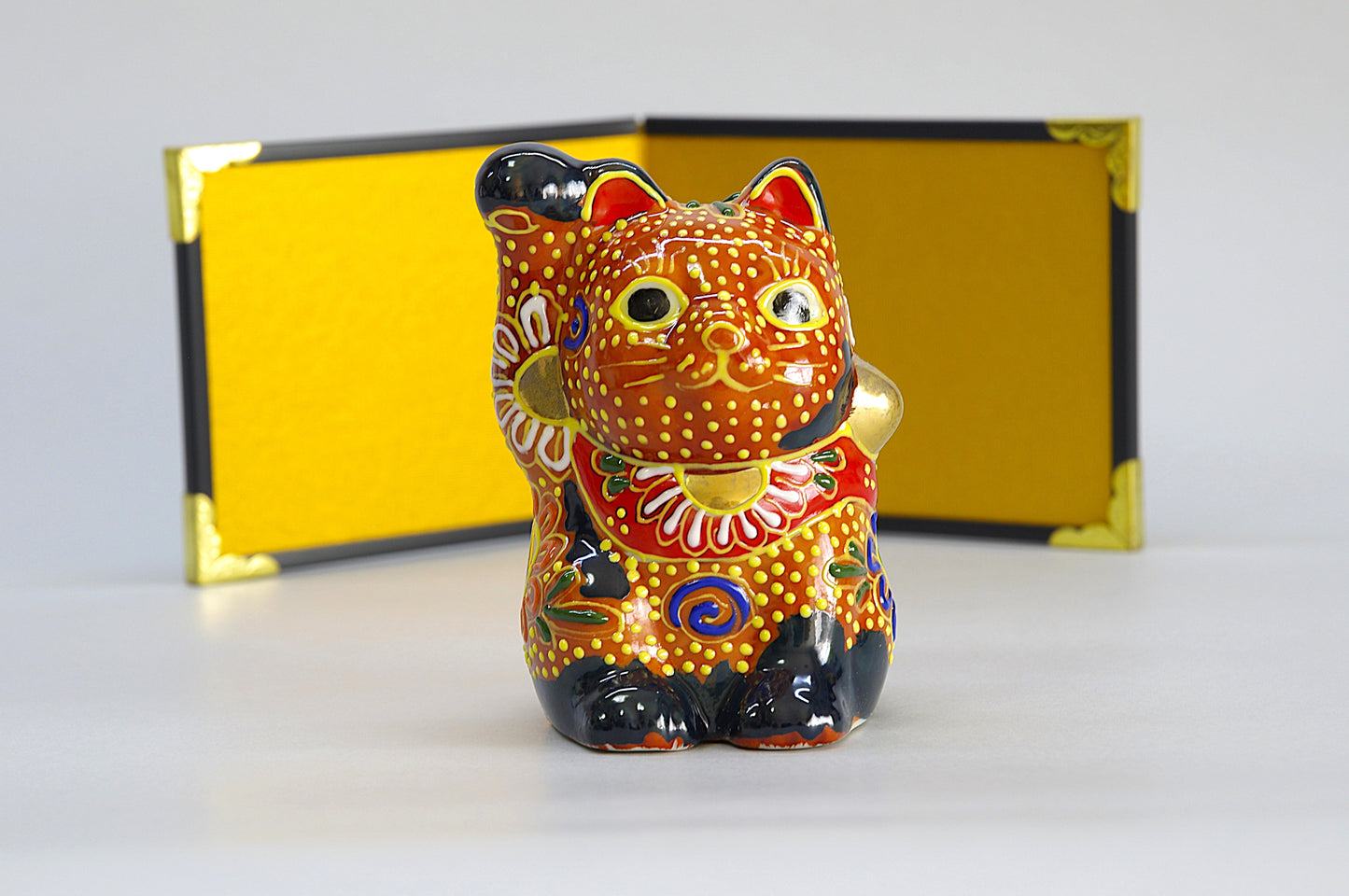 Porcelain of Maneki Neko in Kutani Ware [Ornament]