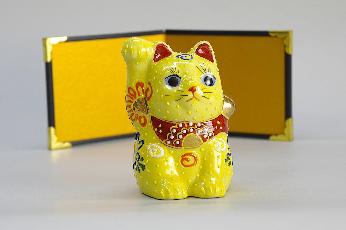 Porcelain of Maneki Neko in Kutani Ware [Ornament]